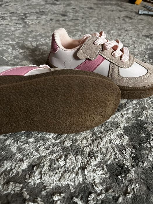 Кросівки дівчачі