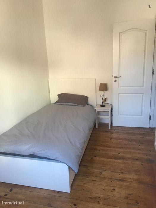 Quarto - localizado em Pontinha Lisbon