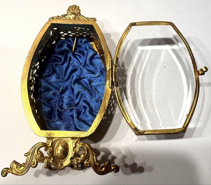 Antigo relicário / vitrine para relógio de bolso francês dourado