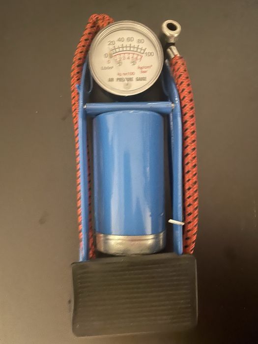 Pompka nożna z manometrem