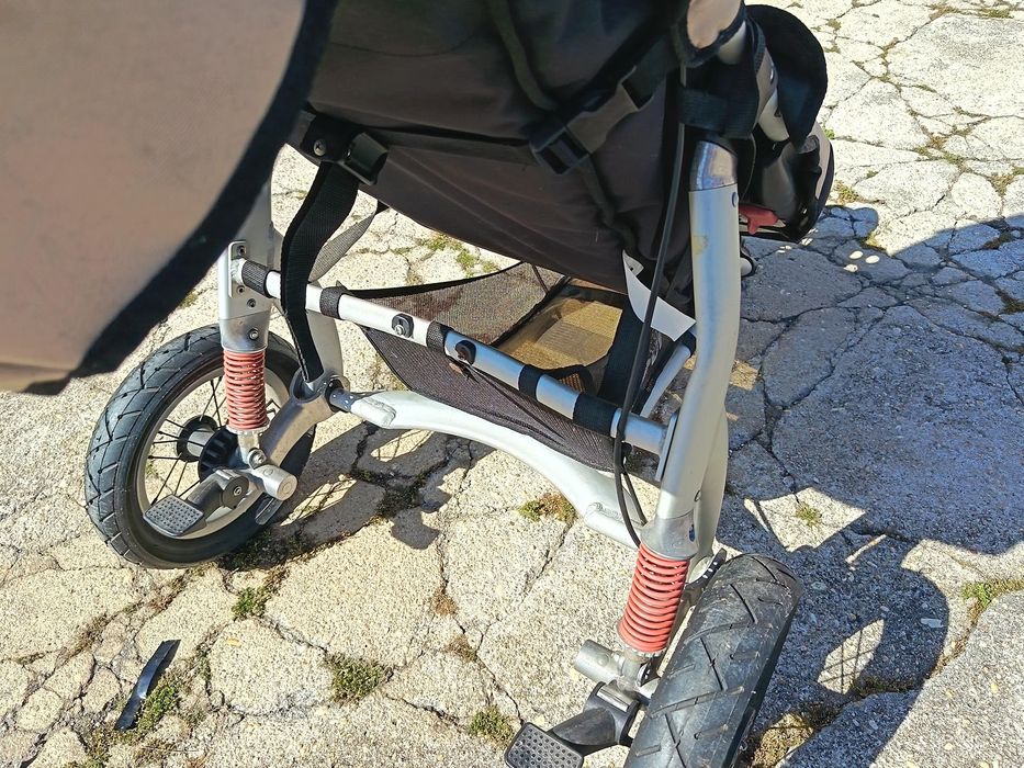 Carrinho de Bebé / Criança BREVI em bom estado com travão e bolsa