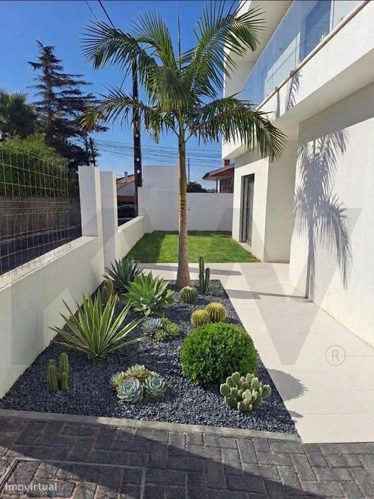 Moradia moderna T4 em Manique na fase final de construção com Piscina