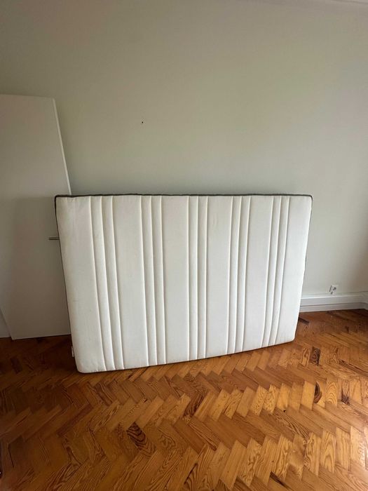 Cama de casal IKEA com cabeceira e colchão (140x200 cm)