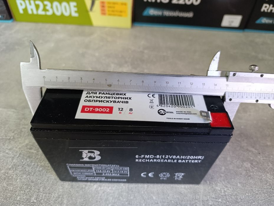 Батарея . акумулятор з робочою напругою 12 В і ємністю 8 А