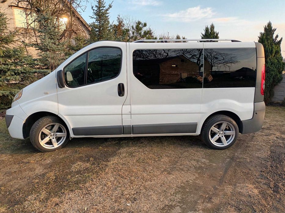 Renault Trafic 2009 r 7 osób Niski przebieg stan Bardzo Dobry