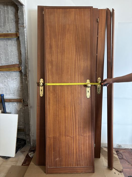 Portas e ombreiras de mogno