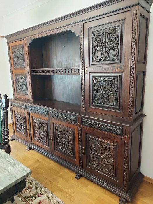 Armário de sala de jantar em sucupira