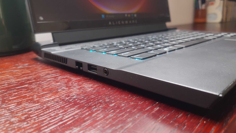 Alienware  M15 R3 i7 10gen 32GB RAM SSD 1TB Nvidia 2070 Super  8GB zam