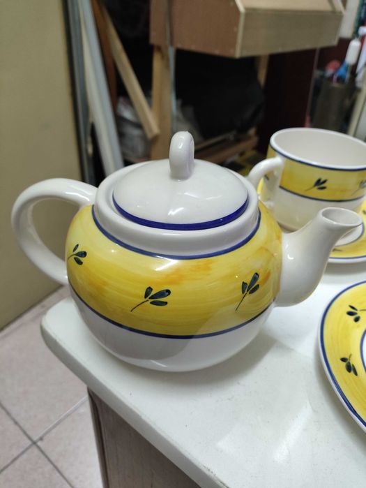 Bule vintage com Chavenas e pires, em cerâmica Facerarte pintada à mão