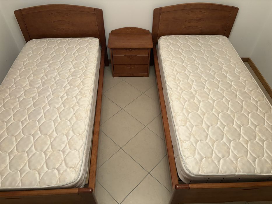 2 camas solteiro e mesa cabeceira