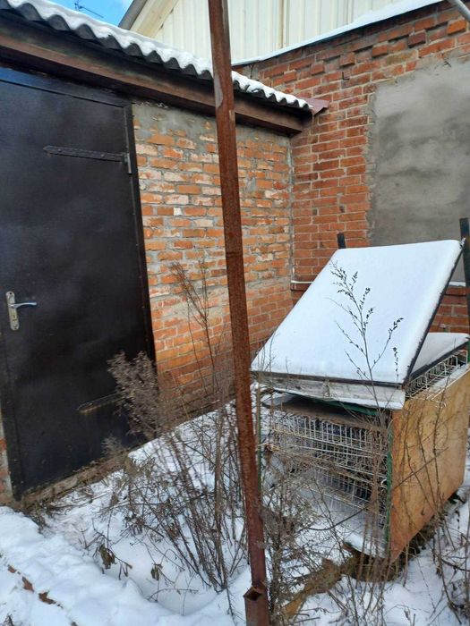 Продам в м.Мерефа магазин та ангар  з 9/25 житлового будинку