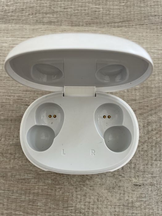 Auriculares JBL brancos