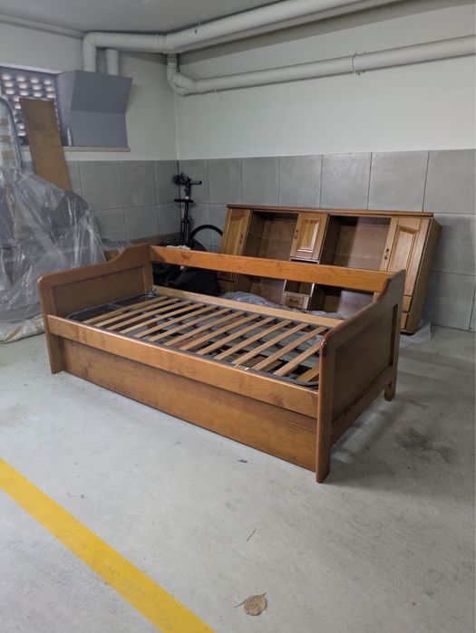 Cama de solteiro com estrutura inferior e movel superior em madeira carvalho