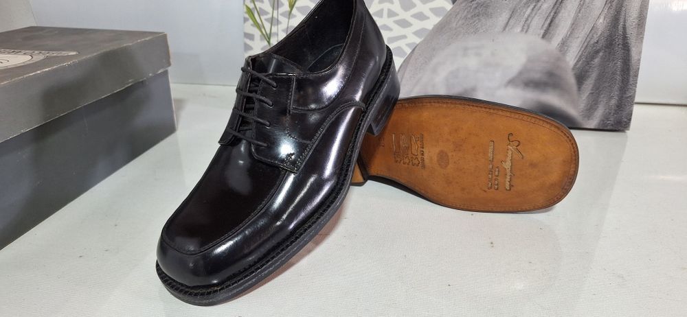 Calçado Homem  em pele e couro ,interior em pele.