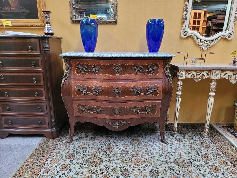 Lindíssima cómoda antiga estilo Luís XV