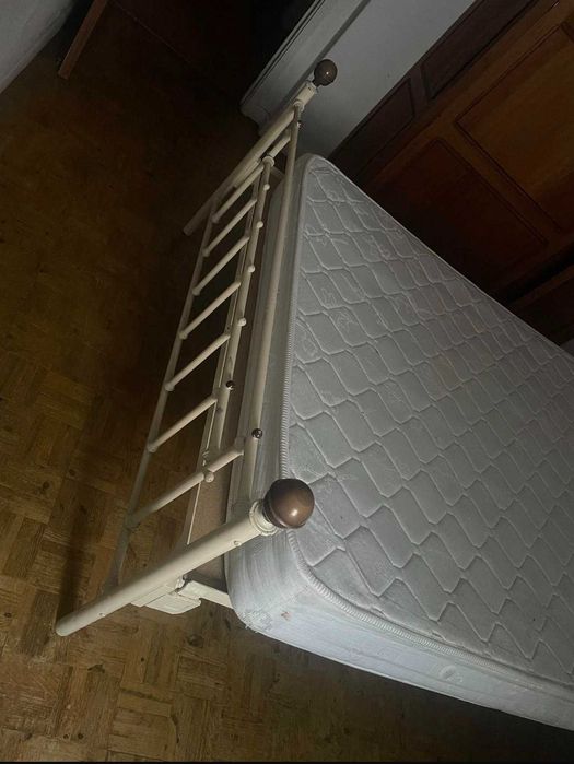 Cama de casal de ferro Branca com borlas em Latão
