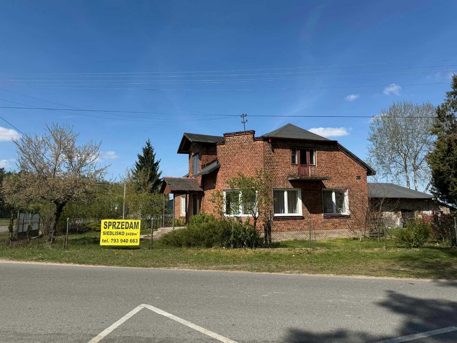 Siedlisko 2428 m2 z domem i budynkami gospodarczymi