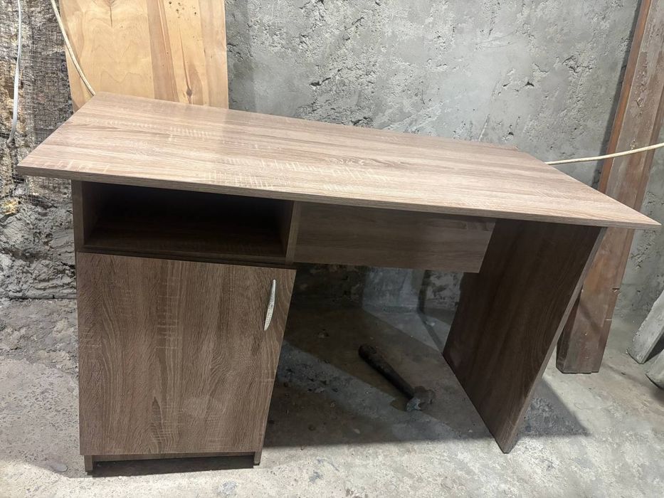 Стол детский, письменный