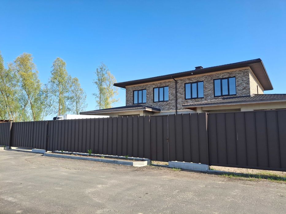 Будинок з сольовою лазнею на березі озера, зимова рибалка.