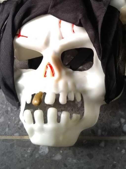 Máscara caveira fosforescente (brilha no escuro)
