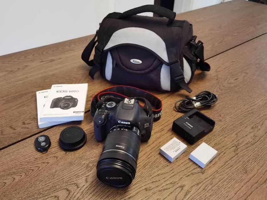 Canon 600D + lente 18-135mm + extras