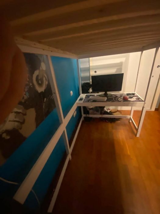 Cama alta com secretária