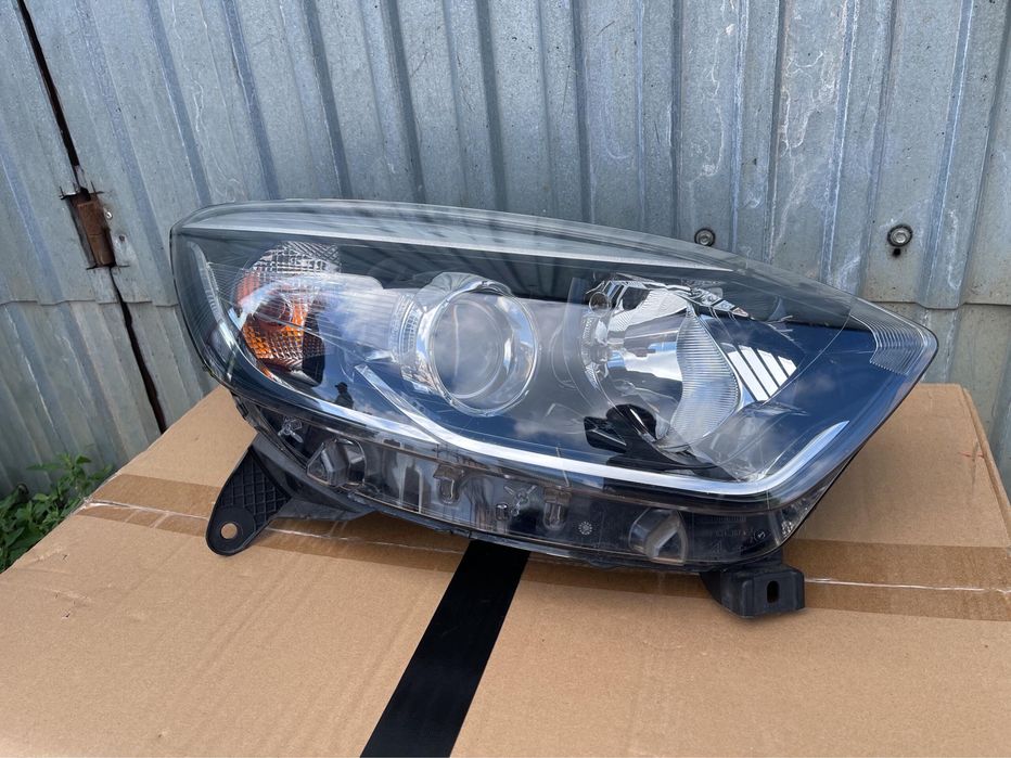 Renault Captur 13-17 фара права передня 260100947r