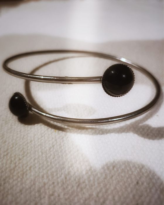 Pulseira de braço prateada como nova