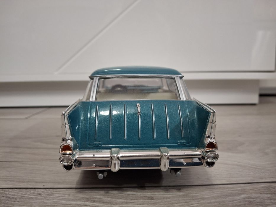 Album i samochód kolekcjonerski Chevrolet Nomad Road Legends 1:18