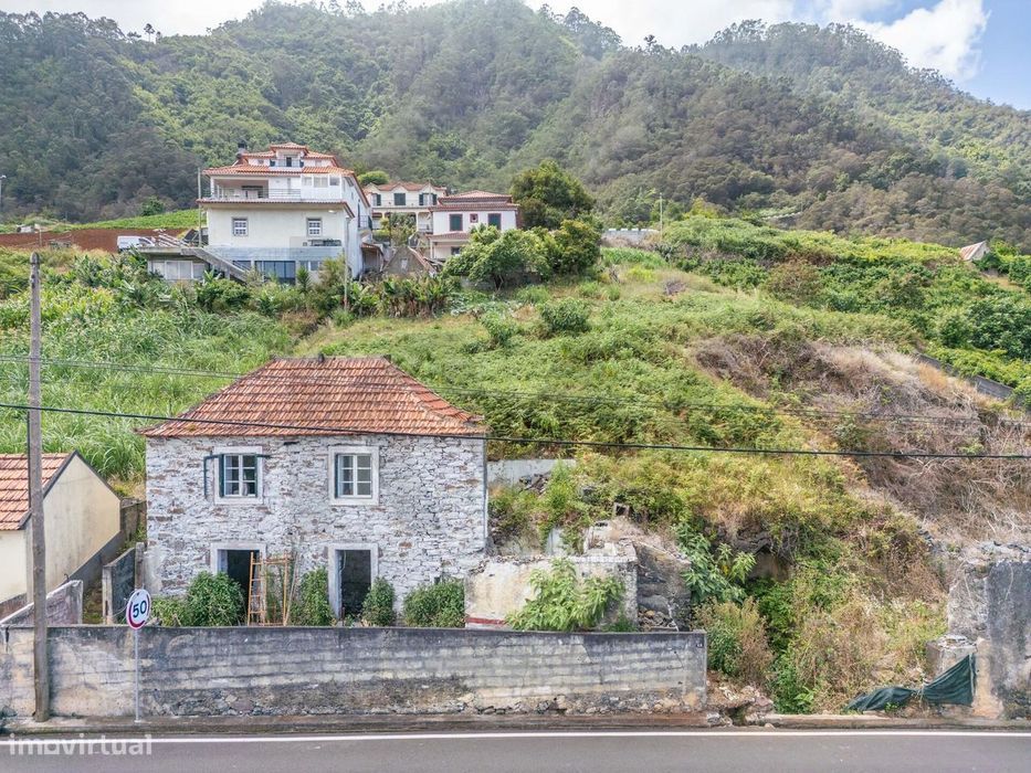 Casa tradicional em Pedra com Amplo Terreno - Faial