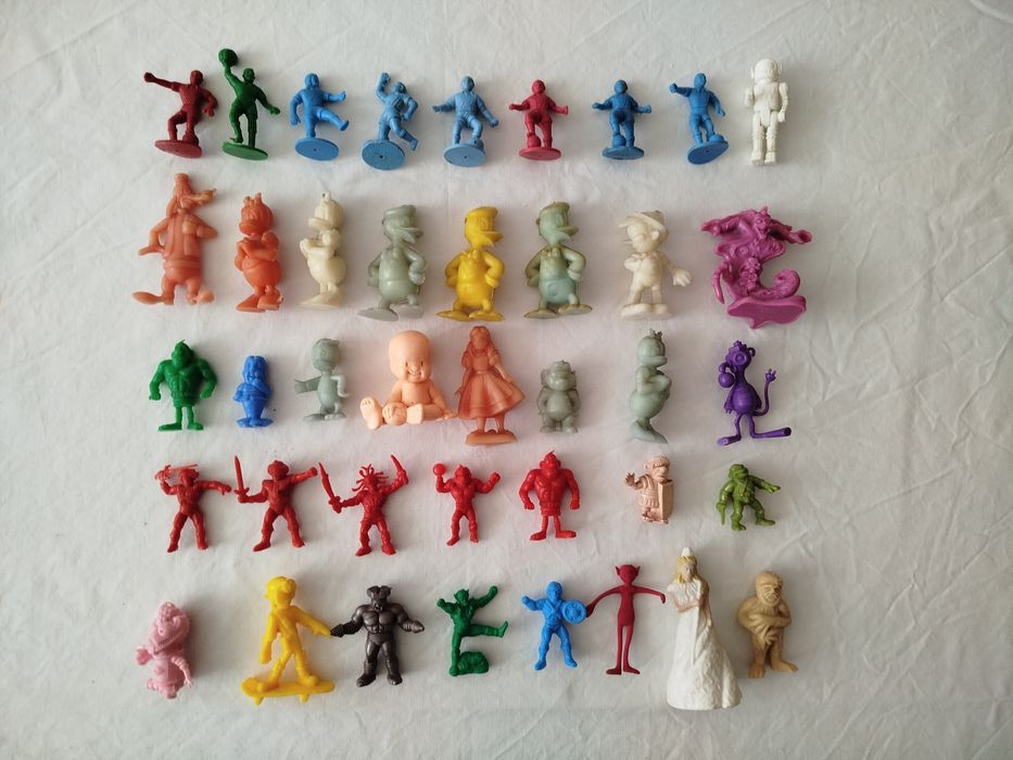 Conjuntos de brinquedos e outras peças