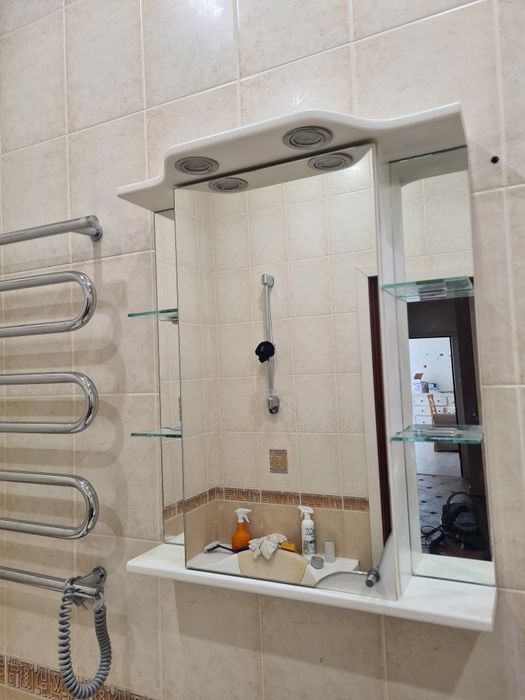 Тумба з умивальником та дзеркальною шафою, змішувач, сіфон