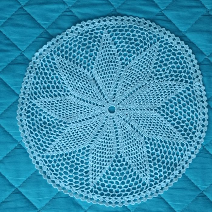 Naperão em crochê branco