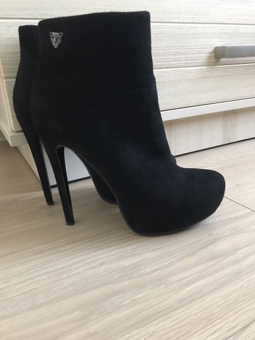 Замшевые ботильены 39 р. В отличном состоянии.