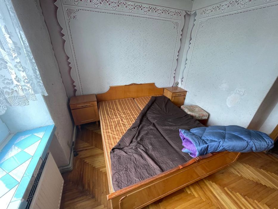 сервант, ліжко, шафа