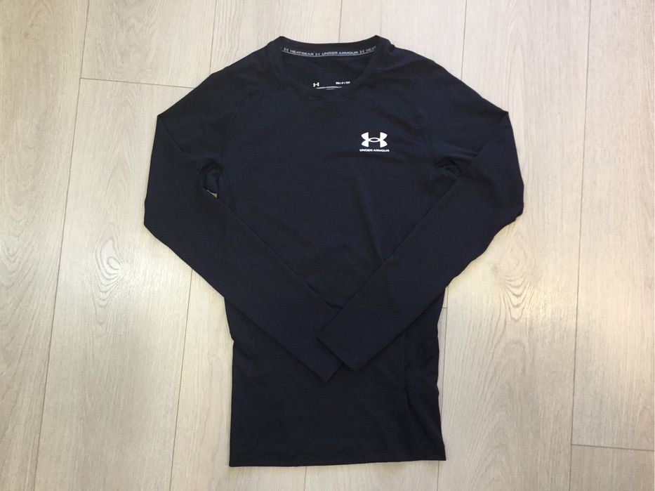 Продам комппресійну футболку з довгим рукавом рашгард Under Armour розмір S-M стан вімінний