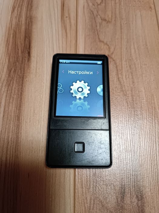 iRIVER E100, 8 ГБ + microSD.