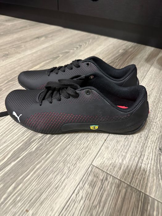 Продам кросівки puma Ferrari