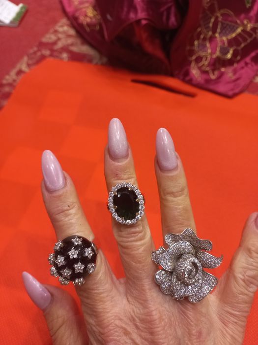 Oportunidade. Anéis em prata com contraste muito bonitos e diferentes.