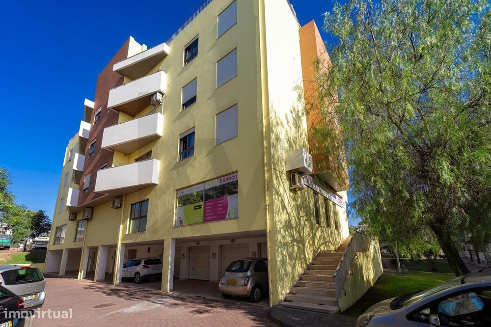 Espaço comercial em Gambelas com viabilidade para T3 com 2 WCs