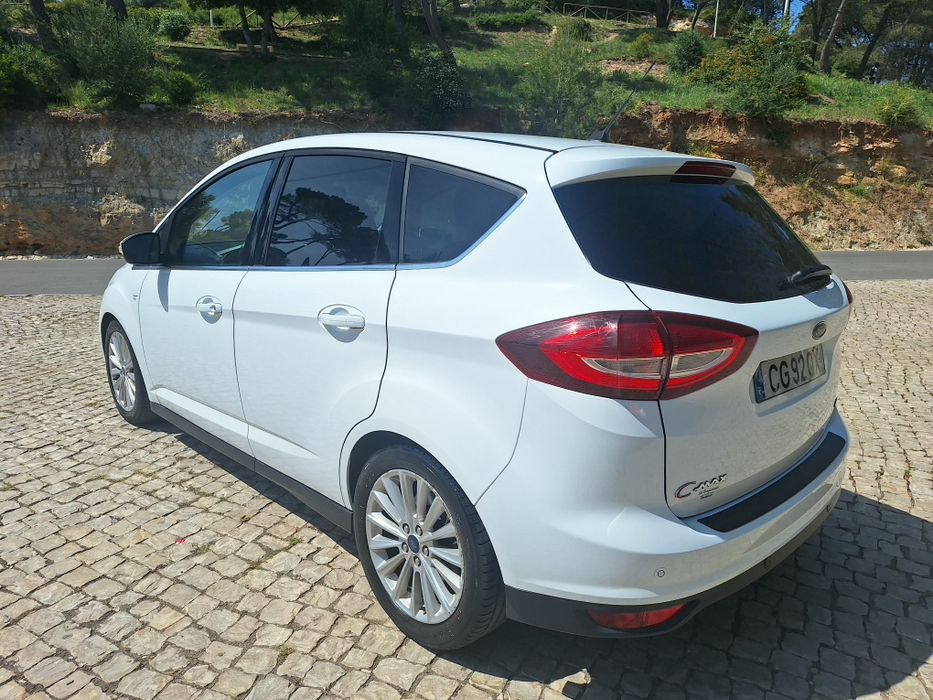 Titanium Topo de gama, bem equipado com poucos kms. Aceito retoma