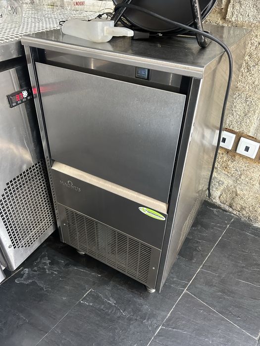 Maquina de fabricar gelo de 35 kg impecavel