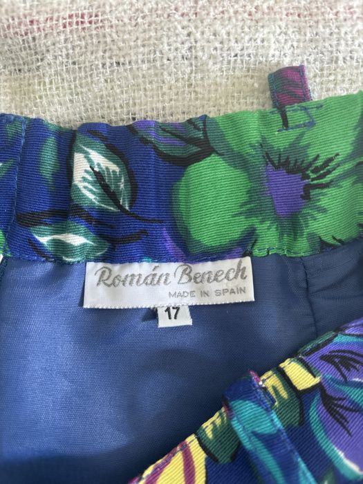 Krotka kwiecista spodnica mini