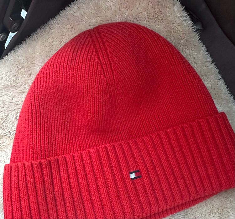 Продаю червону шапку універсального розміру Tommy Hilfiger