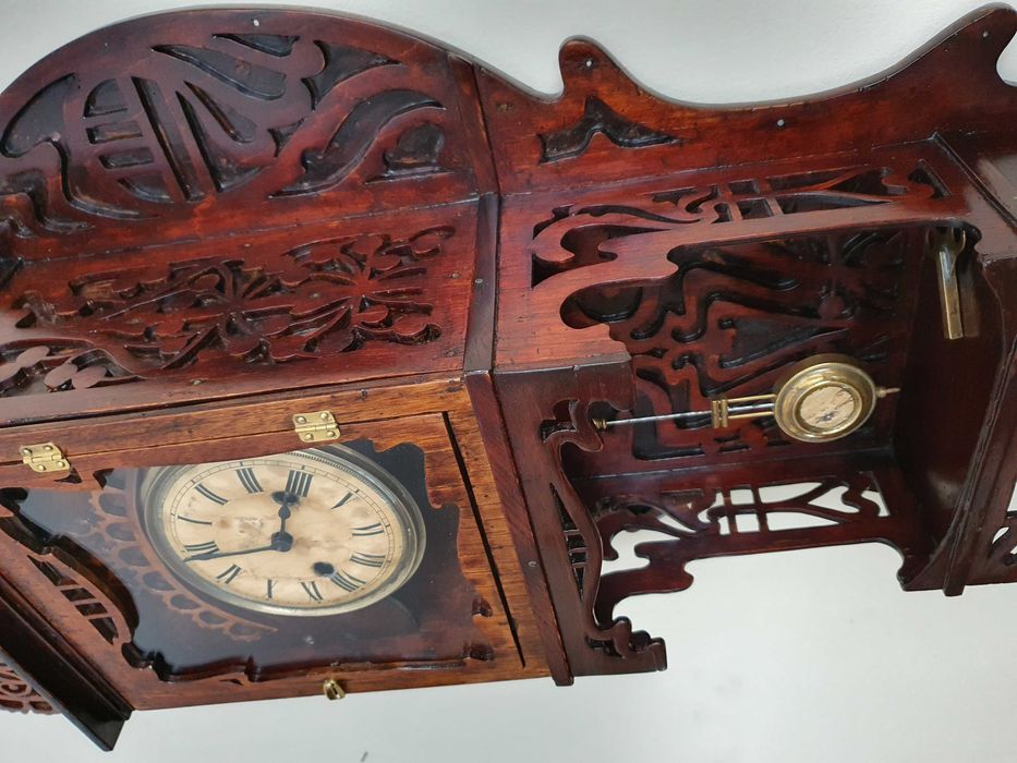 Stary zegar secesja. Rzeźbiony zegar antyk. Zegar secesyjny.