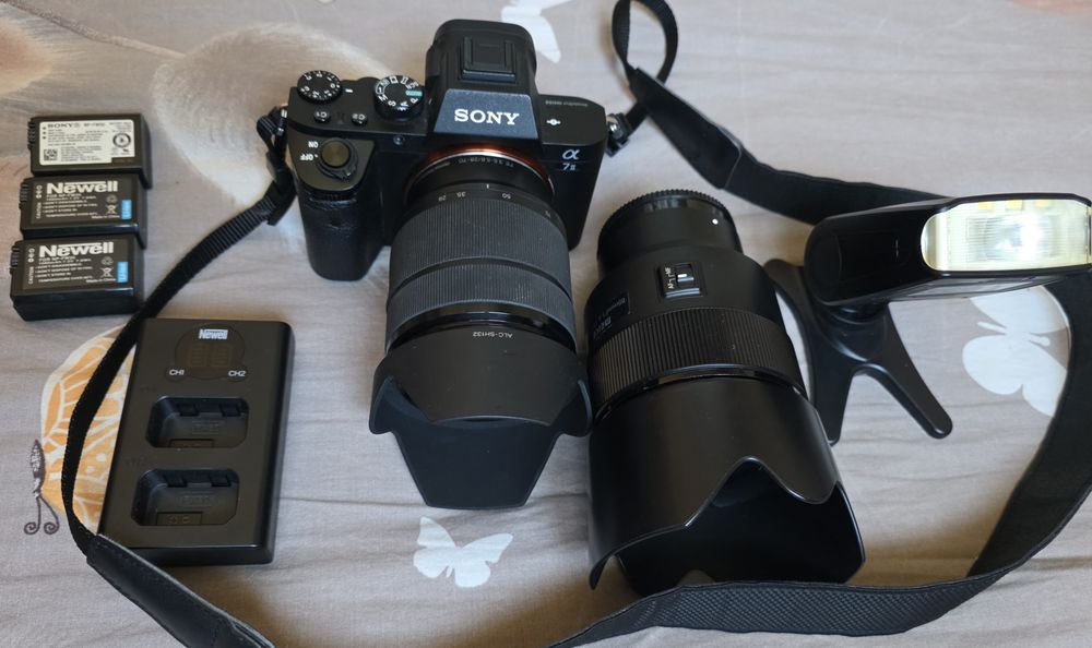 Бездзеркалка Sony a7ii з 2 об'єктивами та спалахом