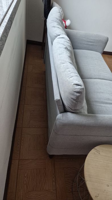 Sofá cinzento usado