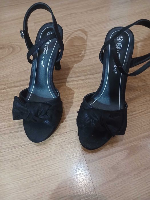 Sandalias pretas altura 10 cent conpensadas muito comfertaveis  e lindas