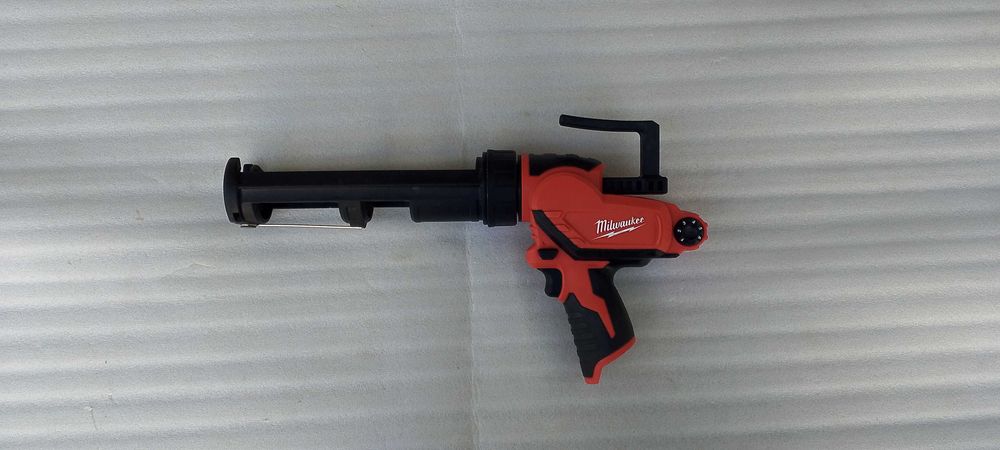 Акумуляторний Пістолет для герметика Milwaukee 2441