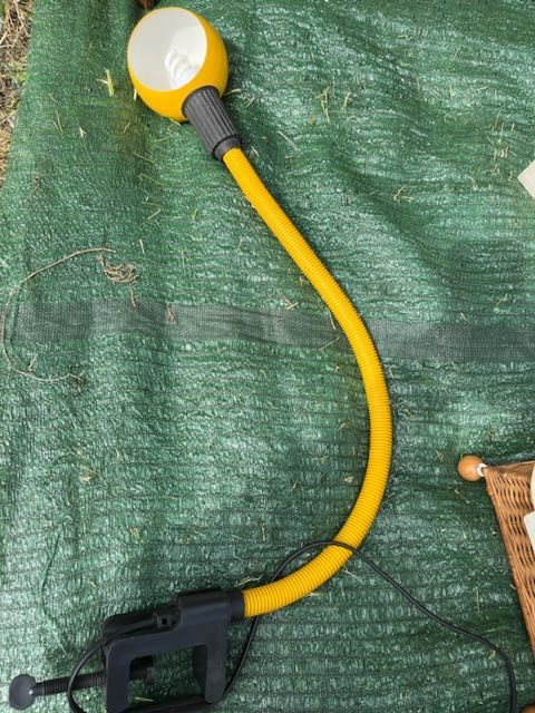 Candeeiro amarelo de leitura